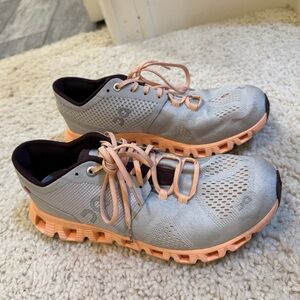 On cloud X grey/coral/burgundy size 6.5